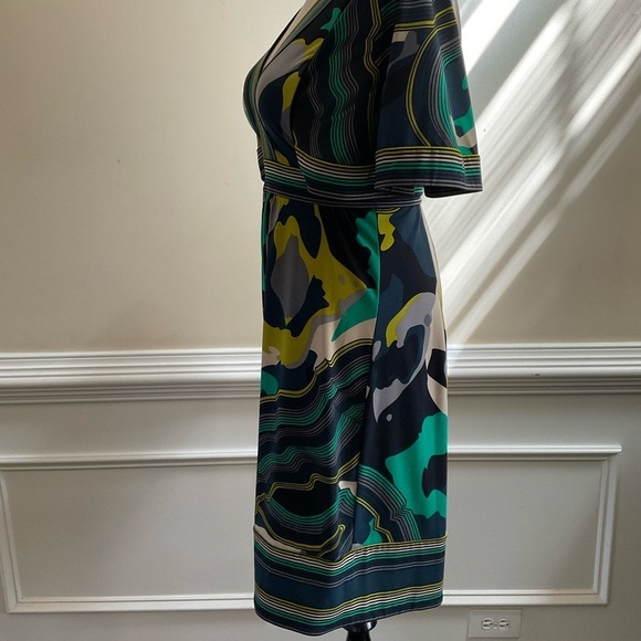 BCBG MAXAZRIA Women's Large Deep V Neck Flutter Sleeves Tie Back Abstract Dress - Picture 2 of 7